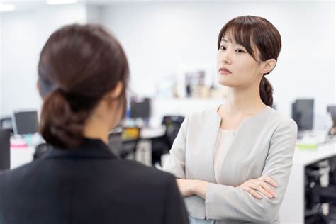 無言でうなずく心理 女性|目線が合ったときのうなずき 